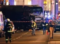 На різдвяному ярмарку в Берліні вантажівка в’їхала внатовп різдвяному