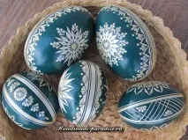 Декорування великодніх яєць соломкою яєць