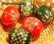 Декорування великодніх яєць соломкою яєць
