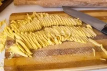 Домашня локшина з кукурудзяного борошна. локшина