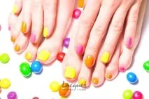Експрес педикюр у нігтьовому салоні Lacquer, модний експрес педикюр на Автозаводській на будь-який смак салоні