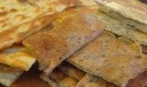 Фокачча типи та різновиди італійського коржика, фокачча з оливками, песто, помідорами та класика різновиди