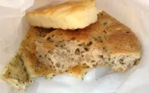 Фокачча типи та різновиди італійського коржика, фокачча з оливками, песто, помідорами та класика різновиди