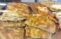 Фокачча типи та різновиди італійського коржика, фокачча з оливками, песто, помідорами та класика типи