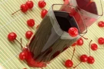 Компот із черешні з кісточками на зиму черешні