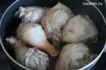 Курячі стегенця з рисом у соєвому соусі. курячі
