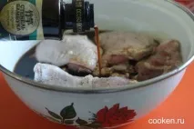 Курячі стегенця з рисом у соєвому соусі. стегенця