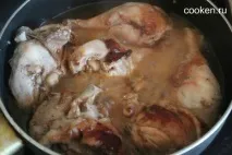 Курячі стегенця з рисом у соєвому соусі. рисом
