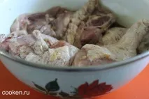 Курячі стегенця з рисом у соєвому соусі. стегенця