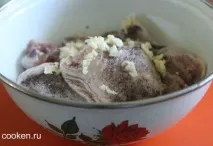 Курячі стегенця з рисом у соєвому соусі. соусі