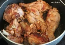 Курячі стегенця з рисом у соєвому соусі. соусі