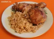Курячі стегенця з рисом у соєвому соусі. рисом