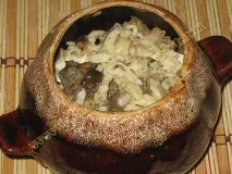 Локшина з грибами, запечена в горщиках з твердим сиром. грибами