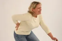 може