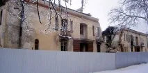 На вулиці Крупській зносять «німецький котедж» заради нового житла. котедж