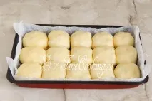 Пиріжки з вишнею в духовці. вишнею