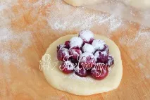 Пиріжки з вишнею в духовці. вишнею