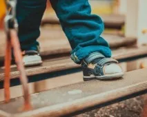 Перше взуття для малюка Як вибрати і коли купувати Яке має бути перше взуття для малюка вибрати