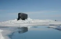 Підводний човен США ганебно застряг у льодах човен
