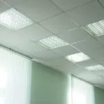 Стельовий світильник із люмінесцентними лампами лампами