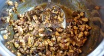 Святковий торт з грильяжем і карамельним кремом своїми руками. кремом