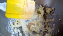 Святковий торт з грильяжем і карамельним кремом своїми руками. святковий