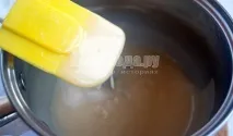 Святковий торт з грильяжем і карамельним кремом своїми руками. кремом