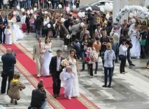 Рекордне весілля в центрі Харкова 48 молодят обмінялися обручками та хором сказали «Так! » (ФОТО) рекордне
