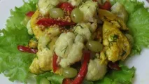 Теплий салат з куркою та цвітною капустою цвітною
