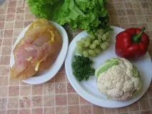 Теплий салат з куркою та цвітною капустою куркою