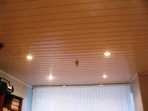 Вагонка ПВХ на стелю пластикова, фото безшовної стелі, монтаж та кріплення пластикова