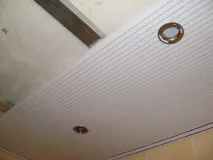 Вагонка ПВХ на стелю пластикова, фото безшовної стелі, монтаж та кріплення стелю