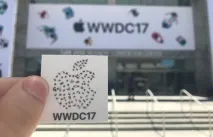 Apple роздає учасникам WWDC 2017 значки та джинсові куртки з логотипом конференції роздає