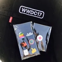 Apple роздає учасникам WWDC 2017 значки та джинсові куртки з логотипом конференції роздає