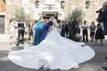 Блиск! Спадкоємиця імперії Swarovski вийшла заміж у сукні вагою 46 кілограмів, Журнал Cosmopolitan блиск
