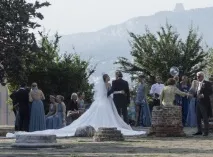 Блиск! Спадкоємиця імперії Swarovski вийшла заміж у сукні вагою 46 кілограмів, Журнал Cosmopolitan імперії