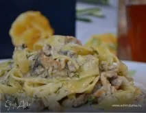 Феттучіні з куркою та грибами виглядає