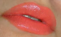 Губна помада MAYBELLINE WatershineRenovation – Далеко до ідеальної! фото на губах відтінку 445 помада