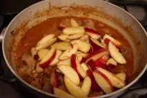 Гуляш з яблуком - покроковий рецепт з фото на яблуком
