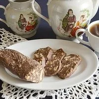 Ковбаска з печива зі згущеним молоком ковбаска