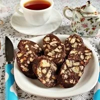 Ковбаска з печива зі згущеним молоком ковбаска