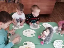 Конспект заняття з малювання у другій молодшій групі «Допоможемо їжачки-мамі знайти їжаків» молодшій