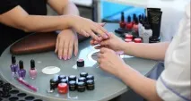 Лампа для нарощування нігтів як основний інструмент майстра манікюру. лампа