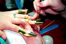 Лампа для нарощування нігтів як основний інструмент майстра манікюру. основний