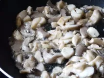 Лазання з шинкою та грибами грибами
