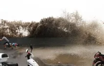Величезна приливна хвиля застала мешканців у розпалі величезна