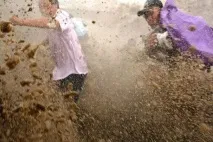 Величезна приливна хвиля застала мешканців у розпалі величезна