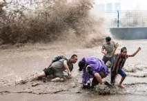 Величезна приливна хвиля застала мешканців у розпалі застала