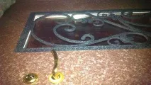 Порошкове фарбування на металевих дверях із текстурою металевих