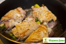 Рулети з курячої грудки зі спаржею та локшиною - Смачні рецепти у Марини вдома локшиною